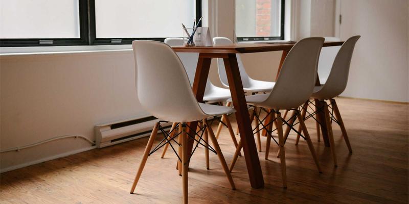 墙面收纳革命:双利家居隐形门系统如何用极致平整美学,放大你的生活空间