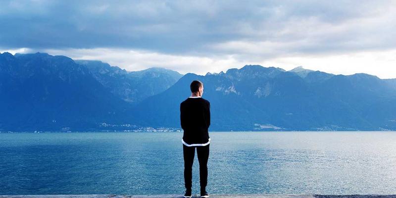 阳台改造指南:用双利家居定制储物柜与休闲桌椅,打造你的多功能生活区